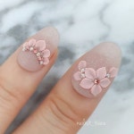 네일리스트티아라/3D NAIL/엠보네일/웨딩네일 on Instagram: “#플라워마스터 꽃이 좋아요 😊 - - - #tiara #3dflower #3dnails #rosenails... 