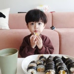 로니고미💕 on Instagram: “⠀ 엄마의 삐뚤빼뚤 못난이 김밥도 입안 가득 미어터지도록 밀어넣고 오물오물 맛있게 먹어주는... 