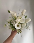 Pin page 아록서울 on Instagram: 촬영 디렉팅부터 함께해주신 해나님의 본식 부케-! 또 다른 느낌의 현장사진들도 남겨주셨다..🫧 깔끔하고... 