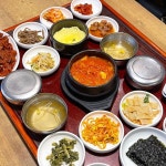 김치찌개와 가정식 백반 20251225 청담동 청담골 청담 하우스오브신세계 뒤편의 한식당 김치찌개 기본으로 나오는 가정식 백반에 제육볶음이나... 