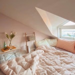 Instagram의 인테리어 대백과, 꿀하우스님: “우리집 다락방 아지트 🏡 @jsh806n . 집에서 가장 작은 공간이지만 최고의 뷰를 자랑하는... 