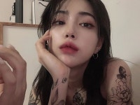 노유경 ユギョン di Instagram 사람은 살면서 삶에 기대만 가득해 정말 나를 살게 하는 건 곁에 공기처럼 존재하는 사소한 것들인데 말야