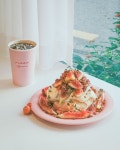 노움 빵식가 on Instagram: “서울 중구 동호로11길 53 #카페비잔 (@cafevizan ) - - 파블로바 (8.5), 아메리카노 (4.5) - 약수역 근처의 디저트카페.... 