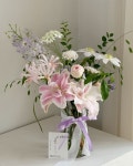 ⠀ 화려하지만 싱그러움을 담은 화병꽂이 꽃다발을 좋아하지 않으신다는 원장님께 드릴 꽃선물을 고민하시기에 이 계절 가장... 