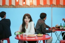 소주잔 흔들며 “같이 마시자”고 유혹하는 ‘남심 수플레’ 권나라 - 인사이트 | 배우, 지구의 날, 과거