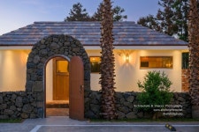 돌담 너머 귤 밭 제주 감성에 서유럽 무드를 더한, 자쿠지... 제주독채펜션 #제주감성숙소 #펜션사진 #숙소촬영 #펜션촬영... 