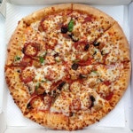 야외에서 먹는 피자 | 먹다, 피자