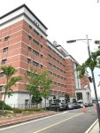 우당관 Red Brick Building in Urban Setting