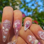 Habom 하봄 on Instagram: "스즈메의 문단속 느낌에 발레코어 한스푼... 영롱한네일 #gelnails #whitenails #habomnails #하봄네일 #skynails"