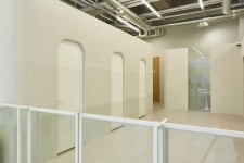 화이트&우드톤 깔끔한 60평 애견호텔 & 유치원 & 미용실 인테리어 화이트&우드톤 깔끔한 디자인의 60평 애견호텔 & 유치원... 