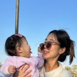 계절 봄🌸  옴마랑 봄처럼 옷입고 한강 나들이! 열장 꽉꽉채워 올릴수 있게 사진찍어준 아빠랑 까까 삼촌 거마워여 오전 걸음마 연습후... 