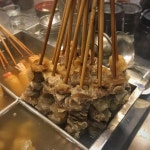 범전동오뎅집 커다란 통에 꽂힌 오뎅 하나 집어 먹으며, 따끈한 국물... 빗소리와 왁자지껄한 이야깃소리를 안주삼아 한잔 기울이기 좋은 집.... 