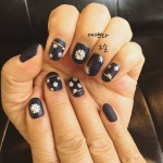 Instagram: «#홍대예쁘다그손 #상수예쁘다그손 @minconail #예쁘다그손 📞02.336.8412 . 봄봄💅. #네이비… | 네일, 글리터... 
