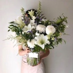 주문주셨어요 :) 여름엔 시원해보이는 화병꽂이도 너무 좋아요 관리방법 함께 보내드리고 있습니다 🤍 6월중 등록 가능하신 수업... 