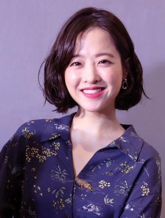 박보영, 제3회 청룡시리즈어워즈 레드카펫 행사서 우아한 미소와 러블리 매력 발산