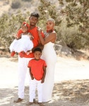Pin by Alexander J. Battle on 가족 (family) | Family holiday photos, Family christmas pictures, Family photo outfits