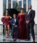 Pin page Pin by Alexander J. Battle on 가족(family) | Family photoshoot outfits, Family holiday photos, Holiday photoshoot