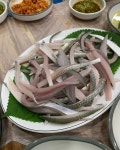 반나절 당일치기 목포의 맛. 밴댕이회 너무 맛있어서 또 생각남. 해풍에 말린 우럭으로 만든 우럭탕은 너무나 깔끔하고도 깊은맛. 술안마셨어도... 