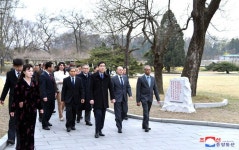 (주)만경바이오물산 | 주조 외교 및 국제기구 대표들,무관단 만경대 방문