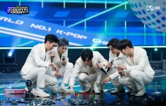 Pin de Bren LOΛE en 뉴이스트