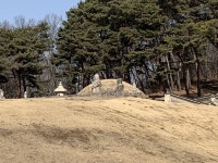 현릉  현릉의 주인공은 문종과 현덕왕후 권씨의 묘이다.  쉽게는 삼촌에게 왕위를 빼앗기는 비운의 왕인 단종의 부모이다.  이들 중 누구 하나라도... 