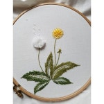 Instagram의 자수공방 / 송파.잠실님: “발등에 불떨어져야 일하는 타입.. 손붓고 발붓고 목도 많이 붓고.. 얼굴도.. 아~~ 얼굴은 살인가? ㅠㅠ... 