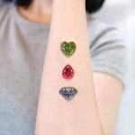 팔레트 ✧ 꽃타투 나비타투 on Instagram: “peridot, garnet, diamond ✨ 자매 타투 ✧ 팔을 들었을때 보이는 위치에 받아가셨습니다... 