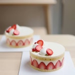 내복곰 on Instagram: “딸기 철에 꼭 만들어봐야하는... cake…” 내복곰 on Instagram: “딸기 철에 꼭 만들어봐야하는... 