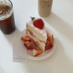 moi , Yu jung (@moi_vely) on Instagram: “입에서 녹아서 내리는 딸기 케이크🍓 . . #부산대카페#스테이히얼투데이” i 2020