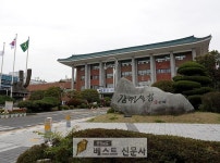 올해 11개 인구정책 신규사업 포함, 4개 분야 145개 과제 추진   김해시는 올해 인구시책에 결혼, 출산, 돌봄, 교육, 일자리, 주거, 고령친화 등... 