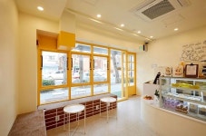 노란색 포인트 귀여운 10평 작은 애견카페 인테리어 (마포구 망원동)