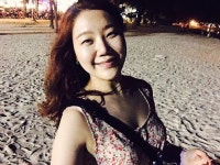 밤 바다 오랜만이다~  모래가 미숫가루같애 ㅋㅋㅋ  #바통비취##밤#여름#휴가#모래#청춘#여행#동물농장#푸켓#여긴 #여유롭다!! | 여행, 여름, 휴가