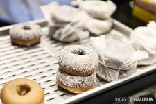 플로레스타 도넛의 핵심은 바로 토핑! 네이처를 기본으로 그 위에 올라가는 토핑에 따라 이렇게나 많은 종류의 도넛이 탄생한답니다. @고메이 494