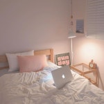 리리네집 on Instagram: “넷플릭스 드라마 <에밀리 파리에 가다> 시즌1 끝내고 뒹굴뒹굴 🌙”