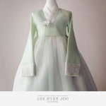 이현주한복 결혼한복 혼주한복 종로한복 효성주얼리시티한복 on Instagram: “ㆍ ㆍ ㆍ 화사하고 세련된 색감으로 ㆍ 봄 예식에 잘어울리는... 