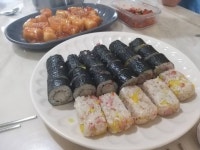 Pictures) -  #김떡라 #김밥 #떡볶이 #라면 아빠랑 퀵보드타고 들어온 밤톨이들과 점심엔 분식. #분식스타그램 #옆집밥상... 