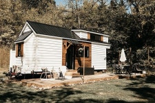 23 Charming Tiny Homes You Can Rent on Airbnb | 작은 집, 별장, 화덕