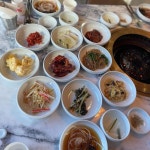 오버해서 어진간한 한정식집보다 정갈하고 탄탄한 구성짐 따뜻한 전에 #잡채 맛나게 익은 #열무김치 #무생채 #갓김치 … - 2021 | 백김치, 잡채