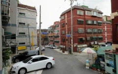 서울시와 경기도의 경계: ▲ 좌측 회색 빌라 : 경기도 부천시 고강동 / ▲ 우측 붉은 빌라 : 서울특별시 양천구 신월동 ▲ 좌측 컨테이너 : 경기도... 
