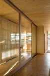 환경영향을 덜 받고 덜 미치게 지은 휴가용 섬집, Lone Madrone Retreat by Heliotrope Architects : 네이버 블로그 - 2020 | 유리문...