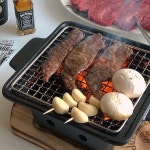 미니화로키트로 한우 굽굽해서 먹었는데 역시 이렇게 먹으니까... 숯불구이가 최고🔥🥩🖤 참고로 잭다니엘스 칵테일과... 
