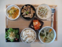 2011년 8월 11일그때그때밥상입니다. 상큼한 양파노란무무침 + 맛있는 두부버섯볶음 + 아삭한 숙주나물 신선한 샐러드 + 잘익은 김치 + 몸에... 