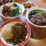 기존 한국식 중화요리에서 벗어나 조금 더 본토로 깊이 들어가 대만, 홍콩요리 베이스에 정통 사천스타일을 접목해서 만든 사천누들 전문점... 