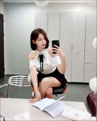 Pin by 아나캐스터 on 여자아나운서 | Babes, Mirror selfie, Selfie