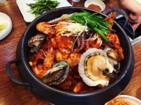 갈비찜? 해물찜? 난 둘다! 갈비찜과 풍성한 해물이 만나 매콤한 소스에서 춤을 춘다 :) 매운해물갈비찜