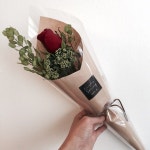 내일도봄스타일의 장미꽃한송이 선물하세요😙 레드/핫핑크/연핑크... 성년의날 #장미꽃 #꽃다발 #미니꽃다발 #장미한송이 . | Цветы, Букет