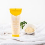 STEP 2 에그 마요 꿀 헤어 트리트먼트 팩 적당량을 모발에 도포 후 헤어캡이나 타월로 모발을 감싸줍니다.… | 샴푸