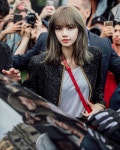 Lisa (리사)에 있는 김초 은님의 핀 | 연예인, 핑크, 패션