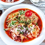 택배로 받은 포항 구룡포의 9미9접에 선정된 20년 전통 물회명인의 새천년 포항 물회 그릇에 담고 소면만 추가했어요. 회 신선하고... 