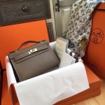 가죽소품에 있는 핀